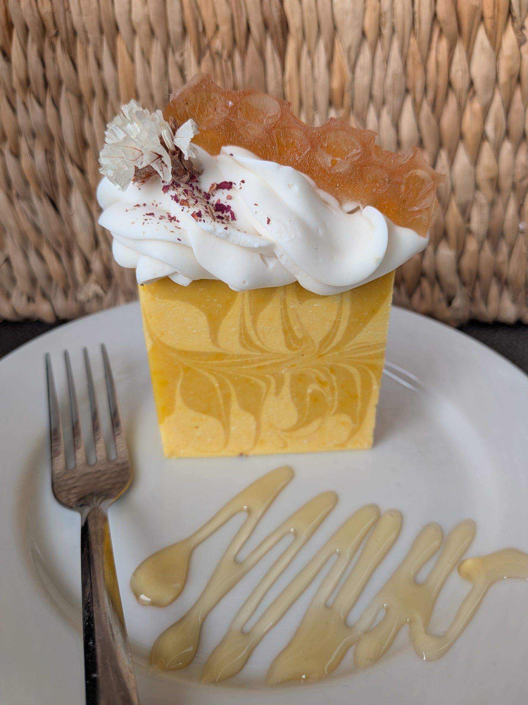 Savon aux huiles essentielles d'agrumes, miel  et jus de carotte