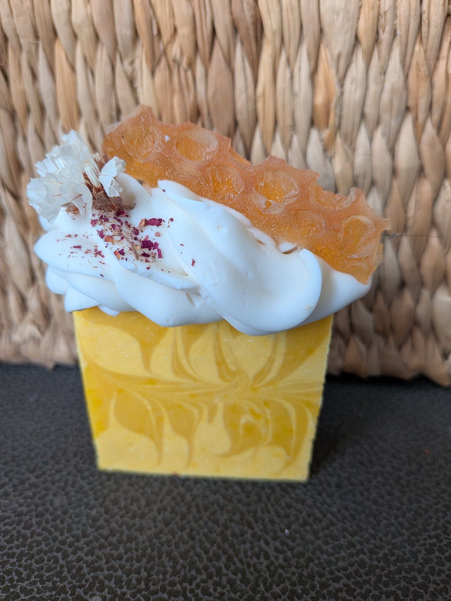 Savon aux huiles essentielles d'agrumes, miel  et jus de carotte
