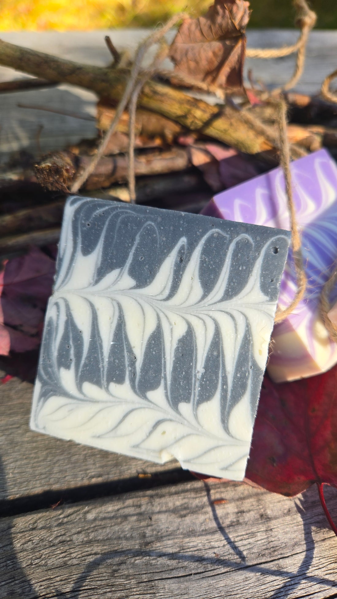 Savon huile essentielle de menthe poivrée et charbon actif