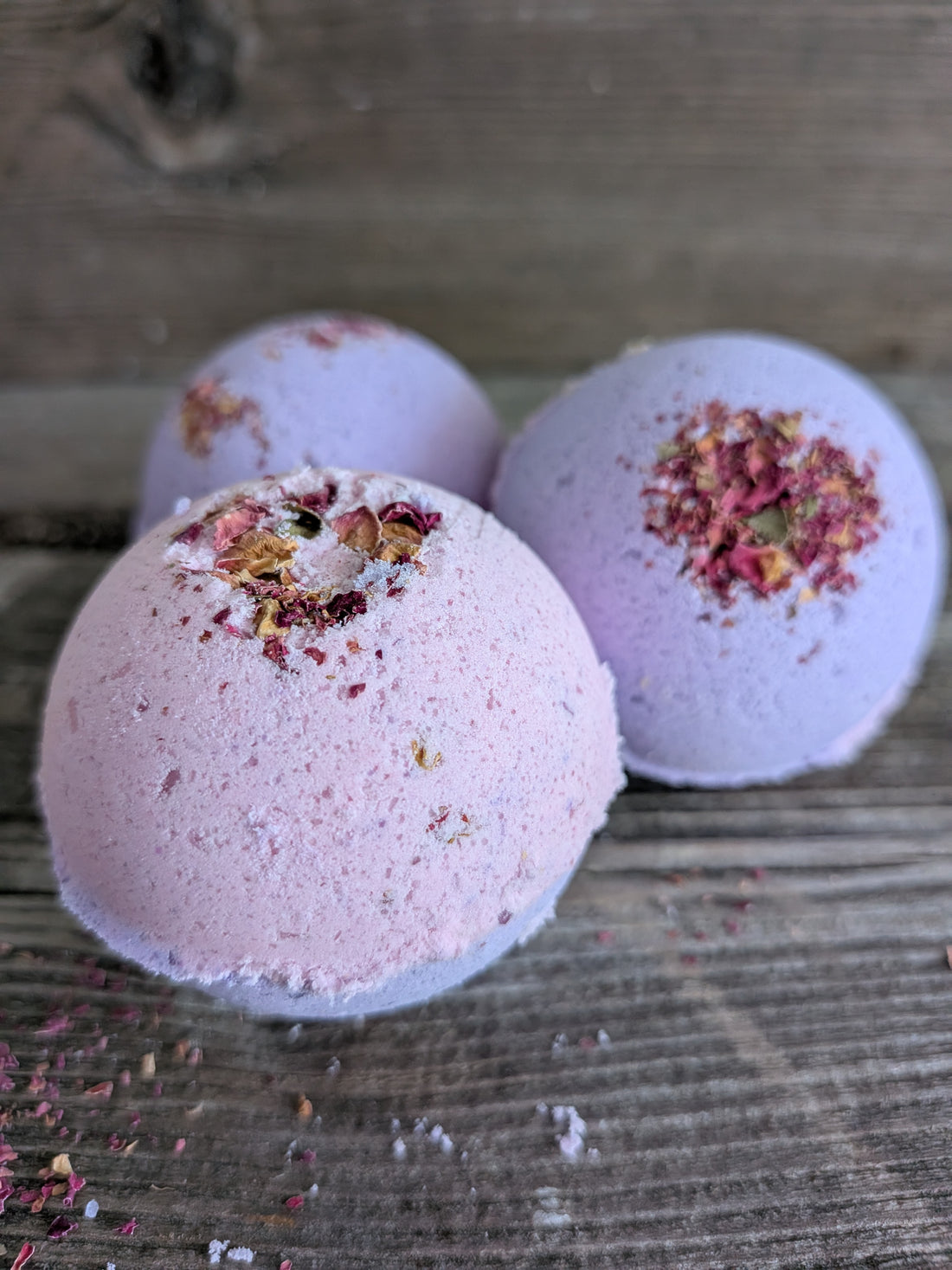 Bombe de bain moussante  à l'huile essentielle de lavande et de bois de rose